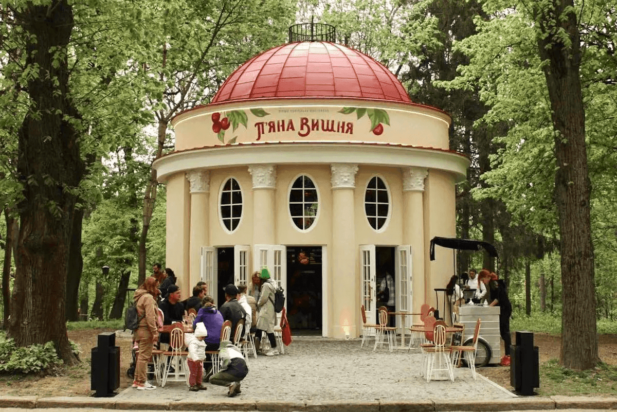 Renowacja zabytkowej rotundy w parku w Stryjach